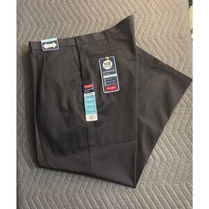 NWT Wrangler Men's Ultimate Pleated Black Khaki - 46x30